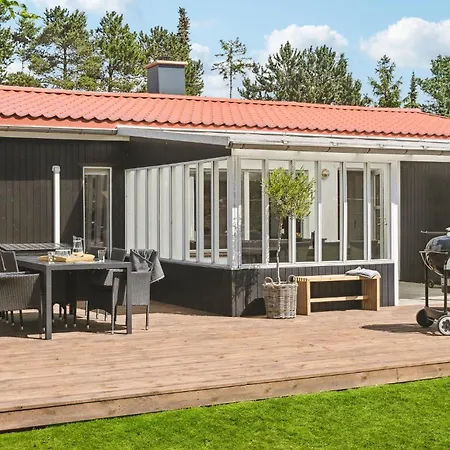 Holiday home Gorgeous In Vaeggerlose With Kitchen